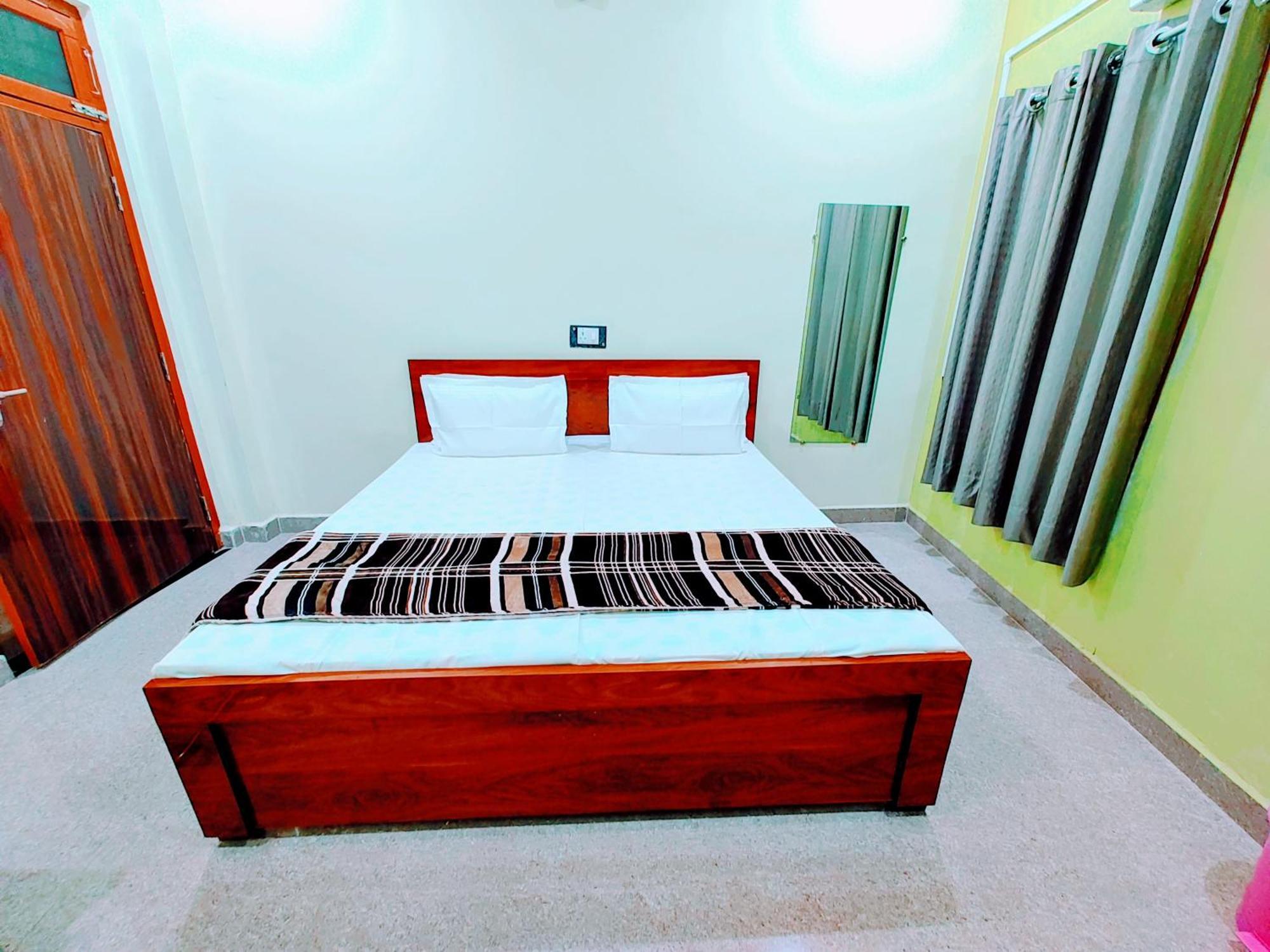 Hotel Raghukul Ayodhya Ngoại thất bức ảnh