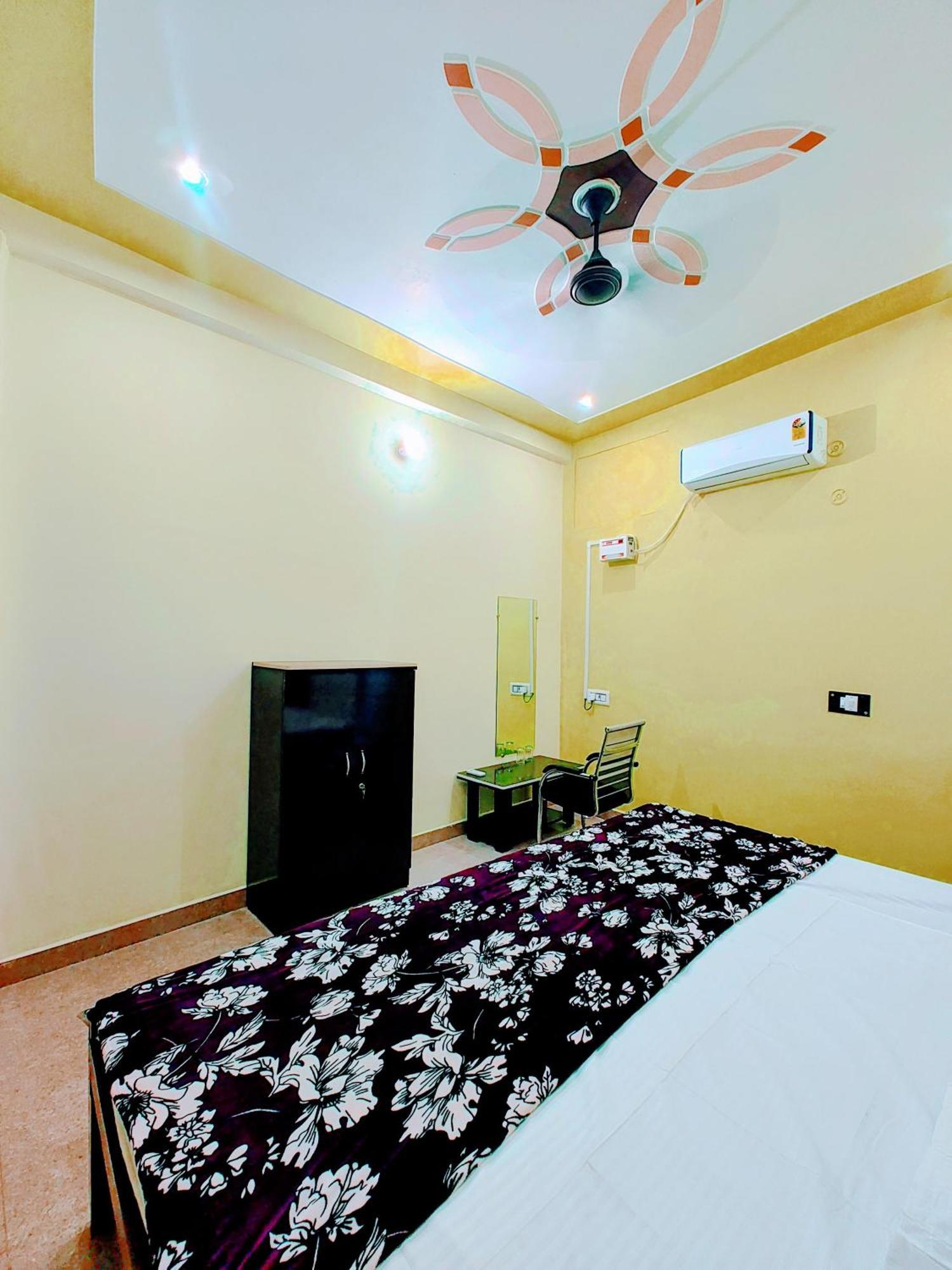 Hotel Raghukul Ayodhya Ngoại thất bức ảnh