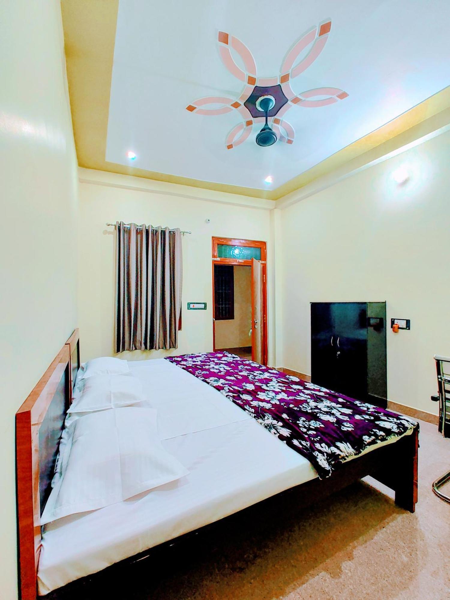 Hotel Raghukul Ayodhya Ngoại thất bức ảnh