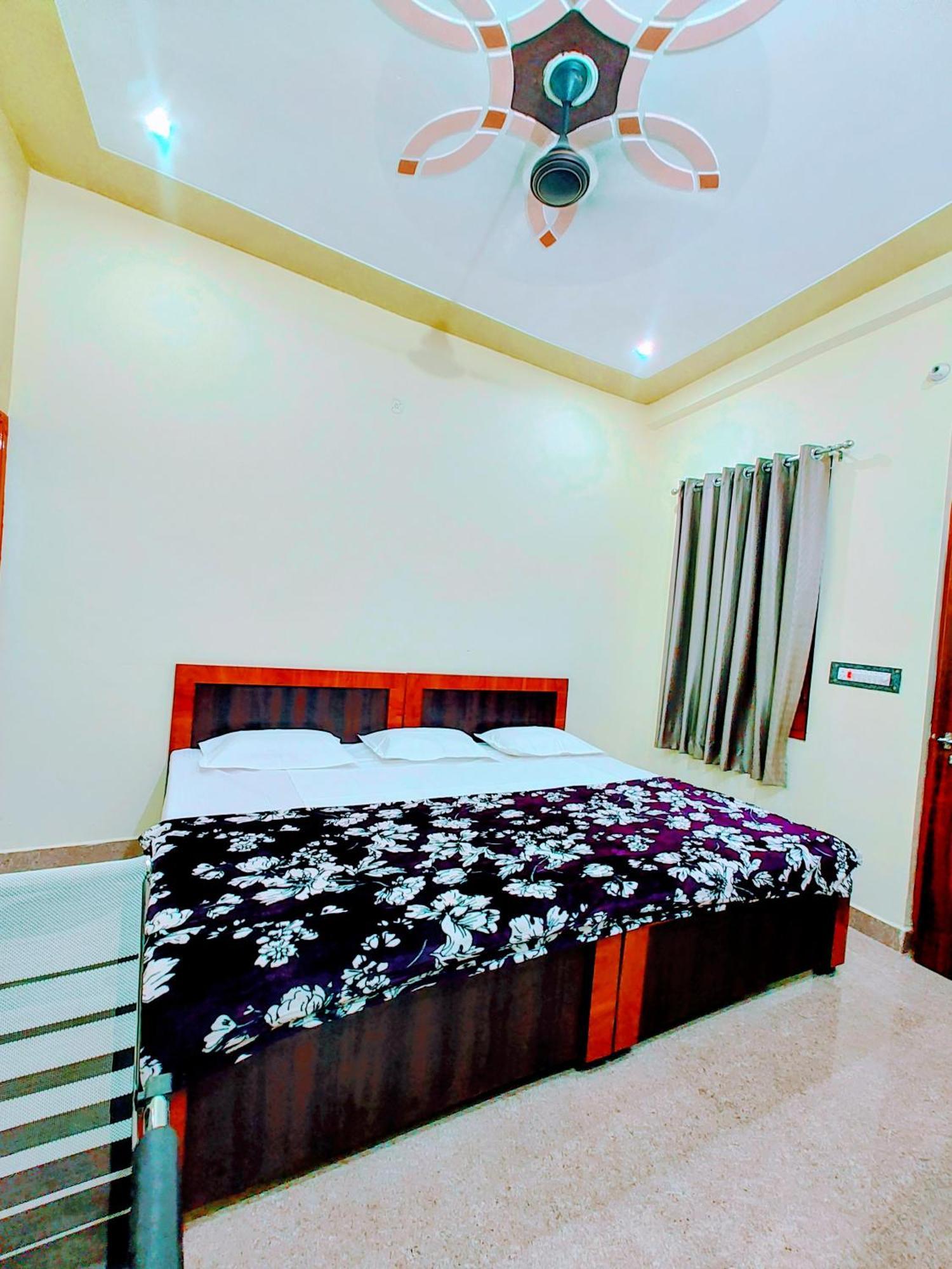 Hotel Raghukul Ayodhya Ngoại thất bức ảnh